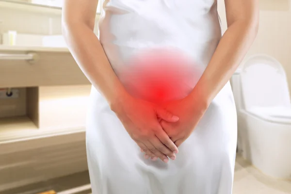 Mulher com urgência urinária - Metrópoles
