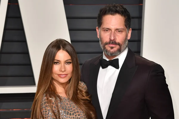 Na imagem está a atriz Sofía Vergara e o ex-marido Joe Manganiello. Ela está usando cabelos soltos e lisos. e um vestido com detalhes pratas. Ele está de barba e usando um terno preto com camisa branca e uma gravata borboleta