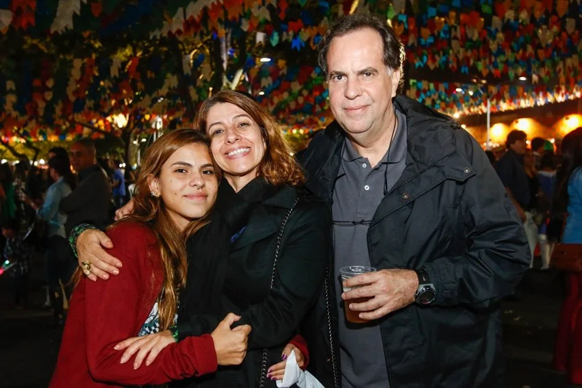 Gisele e Alice Medeiros com Ricardo Amargem Gisele e Alice Medeiros com Ricardo Amargem