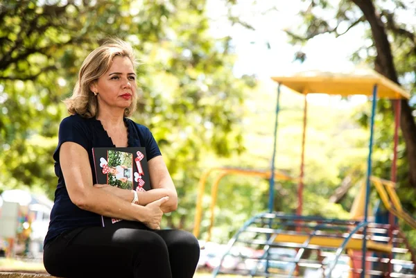 Ela tem todos os requisitos para adotar. Mas, solteira, não consegue