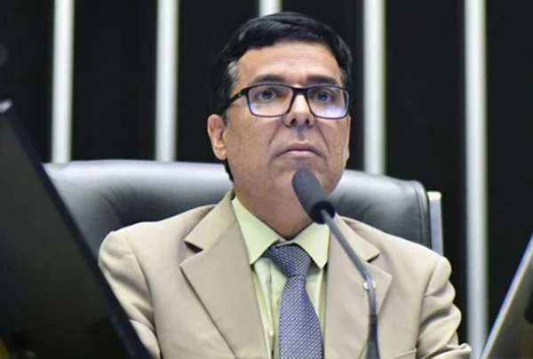 Imagem colorida do professor Paulo Fernando deputado