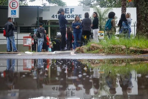 Pais de alunos do CEF 410 cobram respostas por morte de professor