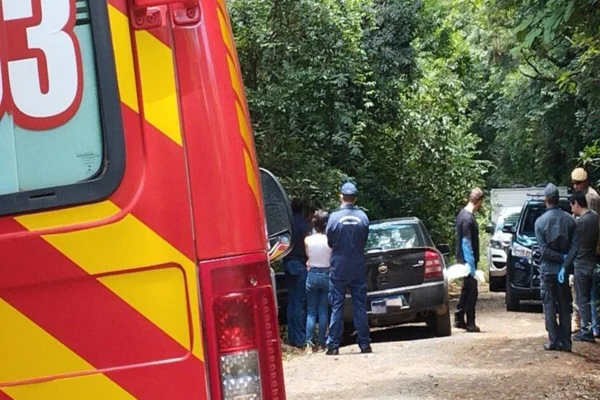 Imagem colorida, corpo de bombeiros e IML no local do crime - Metrópoles