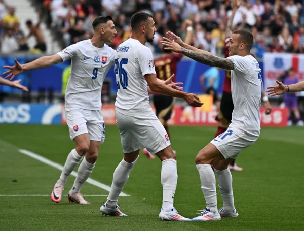 Imagem colorida dos jogadores Eslovaquia em jogo da Eurocopa- Metrópoles