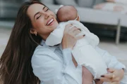 Jade Magalhães posa com a filha. Serena Jade Magalhães posa com a filha. Serena