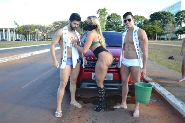 MC Bandida e candidatos a Mister DF fazem ação lava jato na Esplanada