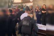 preso-8-de-janeiro-enterro-avo Escoltado por dezenas de policiais, preso do 8/1 vai a velório da avó
