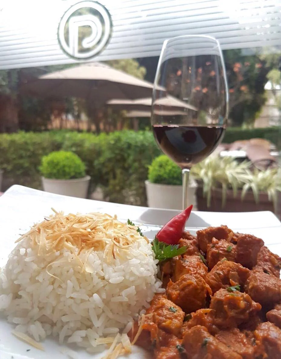 Piantas - Prato Principal: Curry de Porco acompanhado de arroz perfumado de coco Sobremesa: Abacaxi assado com mel de gengibre e sorvete de coco Valor: R$ 69,00. Horário de funcionamento: almoço - domingo de 12h às 16h; jantar - segunda a sábado 19h às 23h45 Endereço: CLS 403 - Bloco D - Loja 34 - Asa Sul Piantas - Prato Principal: Curry de Porco acompanhado de arroz perfumado de coco Sobremesa: Abacaxi assado com mel de gengibre e sorvete de coco Valor: R$ 69,00. Horário de funcionamento: almoço - domingo de 12h às 16h; jantar - segunda a sábado 19h às 23h45 Endereço: CLS 403 - Bloco D - Loja 34 - Asa Sul
