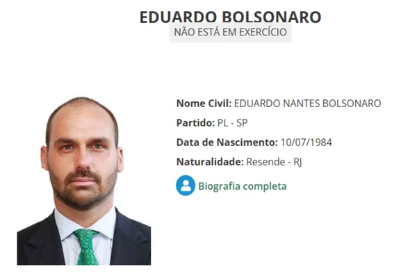 Print da página de Eduard Bolsonaro na Câmara dos Deputados em que mostra o parlamentar "fora de exercício"
