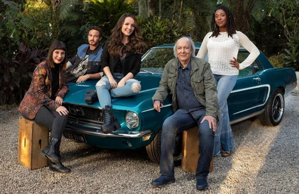 Modo Avião: Netflix anuncia filme com Larissa Manoela e Erasmo Carlos