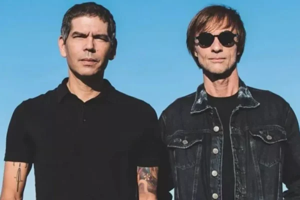 Foto promocional de Dado Villa-Lobos e Marcelo Bonfá, ex-integrantes do Legião Urbana