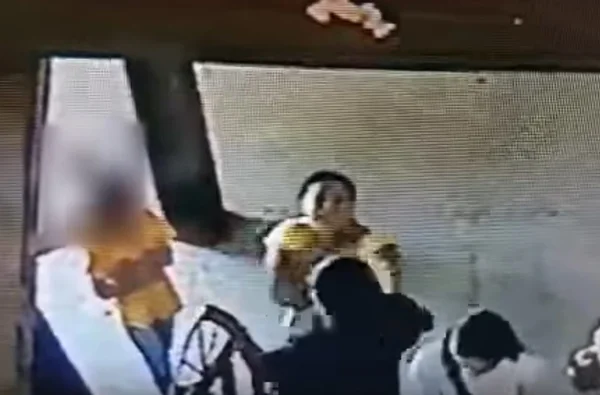 Escola marca dia para mãe pedir perdão à educadora que levou tapa