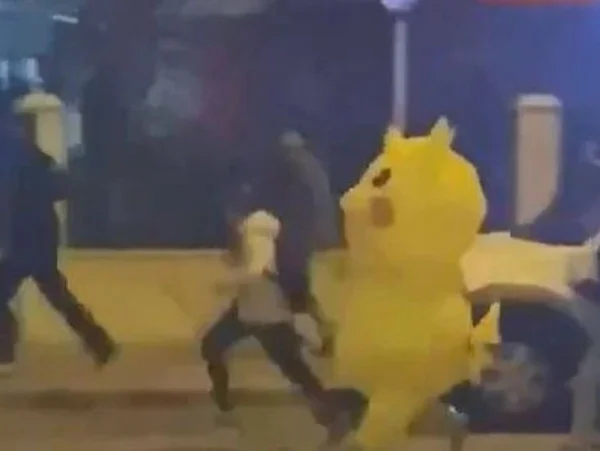 Manifestante fantasiado de Pikachu foge da polícia em protesto - Metrópoles