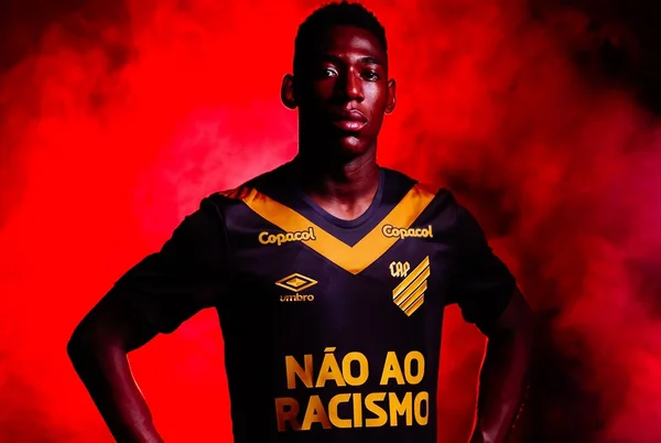 Imagem colorida de Léo Pelé com camisa contra o racismo - Metrópoles