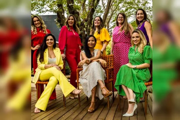 Grupo de três mulheres sentadas e cinco em pé
