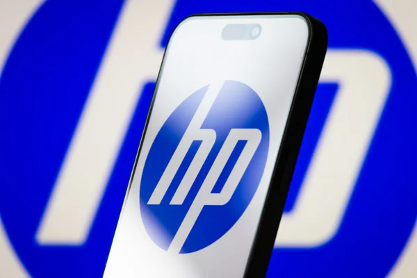 Imagem de celular exibindo na tela a logomarca da HP, multinacional norte-americana de tecnologia - Metrópoles