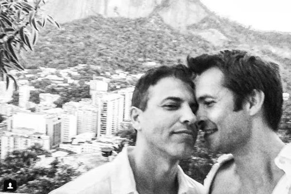Ator de Carrossel comemora 21 anos de casado com diretor de teatro