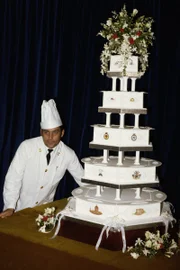 Chef David Avery com o bolo feito para o casamento de Charles e Lady Di Chef David Avery com o bolo feito para o casamento de Charles e Lady Di