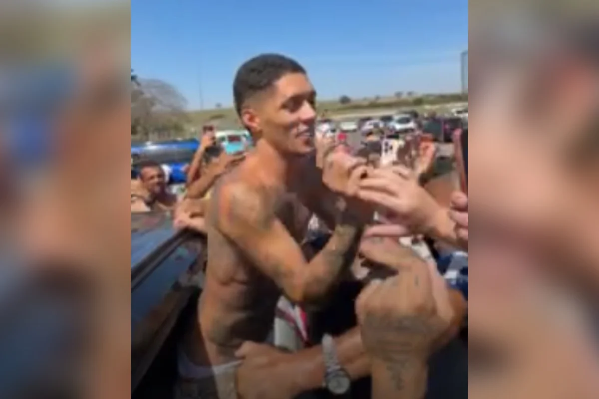 Buzeira ajoelha em frente a presídio após soltura e celebra: “Voltei” - imagem 1 Buzeira ajoelha em frente a presídio após soltura e celebra: “Voltei” - imagem 1