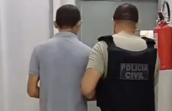 Imagem colorida de homem sendo conduzido