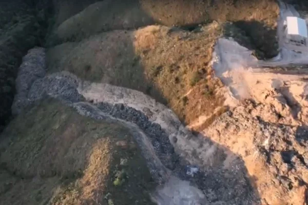 Vídeo mostra caminho do lixo após desabamento de montanha em aterro