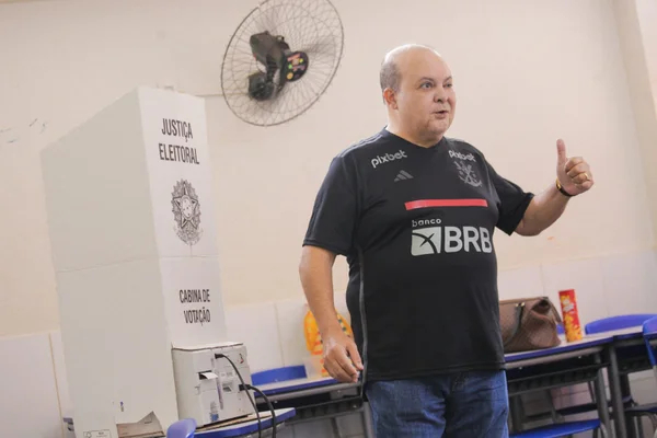 Ibaneis vota para Conselho Tutelar em escola do Lago Sul