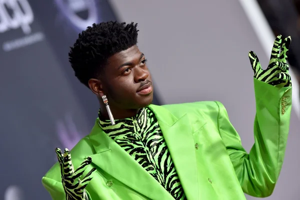 Lil Nas X: Montero Lamar Hill, conhecido profissionalmente como Lil Nas X, é um rapper, cantor e compositor americano. Ele chamou a atenção internacional pelo seu single de country rap Old Town Road, que alcançou popularidade viral no aplicativo de compartilhamento de vídeos TikTok no início de 2019. Uma de suas principais músicas é Old Town Road