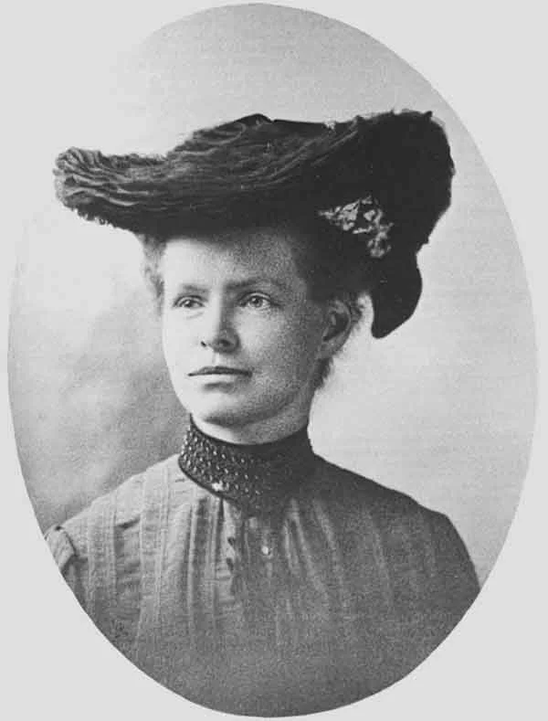 Por volta de 1900, a bióloga Nettie M. Stevens fez uma descoberta importante para o campo da biologia. Nettie descobriu que, enquanto as mulheres carregavam o cromossomo X em seus óvulos, os espermatozóides transportavam cromossomos X e Y. Ou seja, o sexo de um bebê seria determinado pelo homem. Outro cientista chegou à mesma conclusão na mesma época que Nettie. Edmund Beecher Wilson publicou seu estudo dez dias antes de Nettie, e colocou nas notas de rodapé que sabia da pesquisa da colega. Todo o crédito foi para ele e o papel de Nettie ficou em segundo plano. Por volta de 1900, a bióloga Nettie M. Stevens fez uma descoberta importante para o campo da biologia. Nettie descobriu que, enquanto as mulheres carregavam o cromossomo X em seus óvulos, os espermatozóides transportavam cromossomos X e Y. Ou seja, o sexo de um bebê seria determinado pelo homem. Outro cientista chegou à mesma conclusão na mesma época que Nettie. Edmund Beecher Wilson publicou seu estudo dez dias antes de Nettie, e colocou nas notas de rodapé que sabia da pesquisa da colega. Todo o crédito foi para ele e o papel de Nettie ficou em segundo plano.