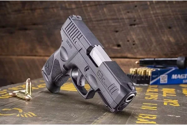 Imagem colorida mostra arma da Taurus Armas S/A - Metrópoles