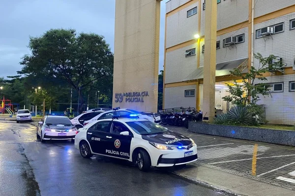 Pai é preso por usar celular do filho para mandar nudes a colegas dele