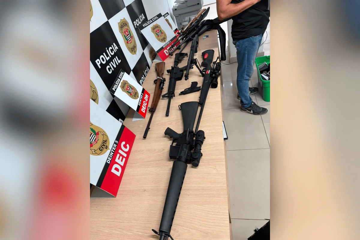 Polícia Civil apreende arsenal e insígnias nazistas em Rio Preto Polícia Civil apreende arsenal e insígnias nazistas em Rio Preto
