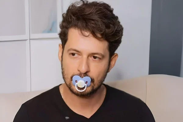 foto com cor. homem usando chupeta - metrópoles