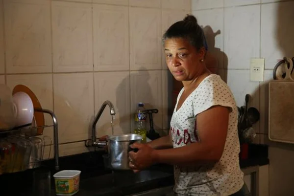 Mulheres trabalham o dobro do que homens em casa, aponta IBGE