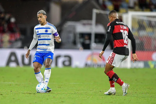 Jogadores de Cruzeiro e Flamengo disputam a bola durante o confronto.
