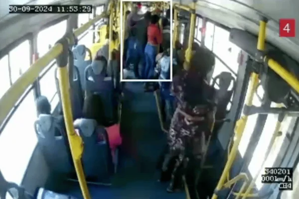 Papo mole e esbarrão: como agia bando que furtava celulares em ônibus