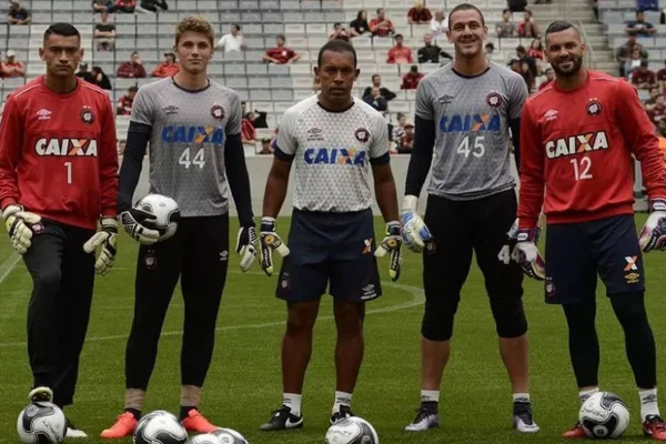 Semis da Libertadores terão três goleiros que já passaram pelo Furacão