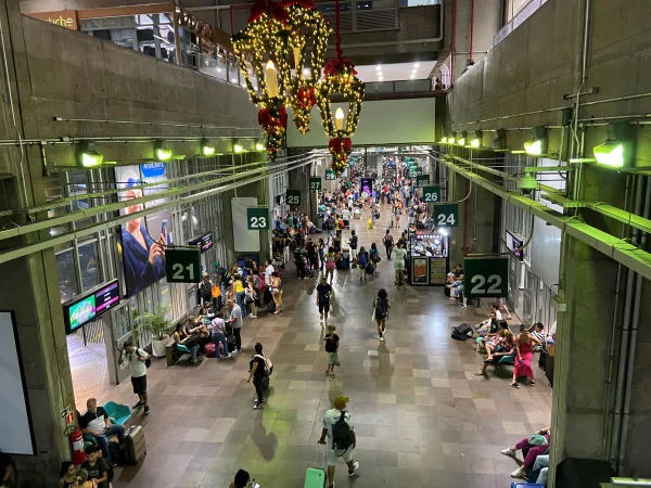 foto colorida do movimento de passageiros na rodoviária do Tietê, em SP - Metrópoles