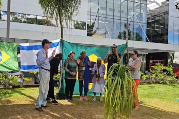 Fiéis oram por bolsonaro em frente a hospital