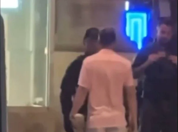imagem colorida homem agride policial com sanduiche eua