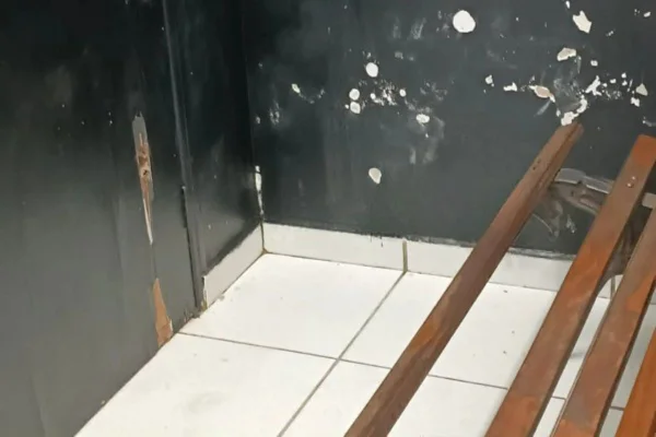 Imagem colorida mostra parede de delegacia de Rio Claro onde homem preso urinou - Metrópoles