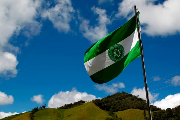 Imagem colorida da bandeira da Chapecoense- Metrópoles