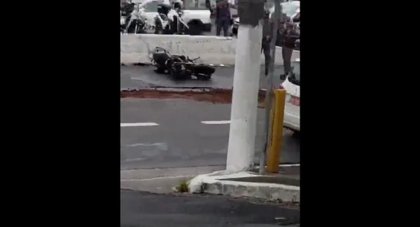 imagem colorida mostra moto caída na av. washignton luís. metrópoles