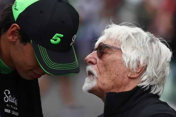 Foto colorida de Bernie Ecclestone conversando com Gabriel Bortoleto - Metrópoles