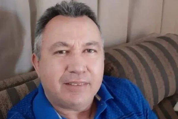Na foto, um homem branco com camisa azul - Metrópoles