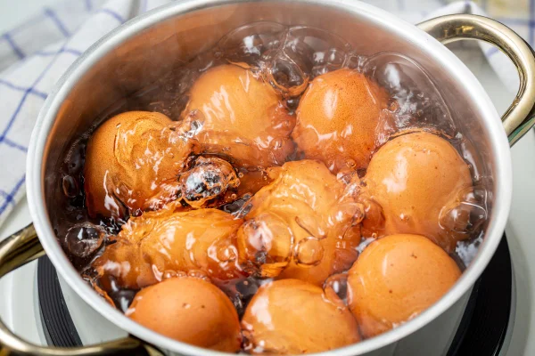Foto de ovos cozinhando - Metrópoles
