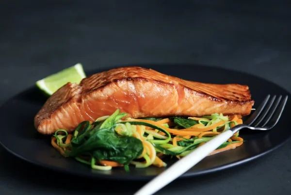 salmão com espaguete de legumes