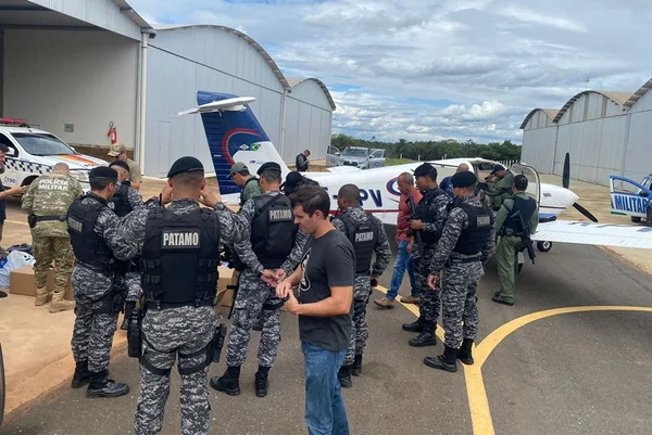 Policiais em pista de aeroporto