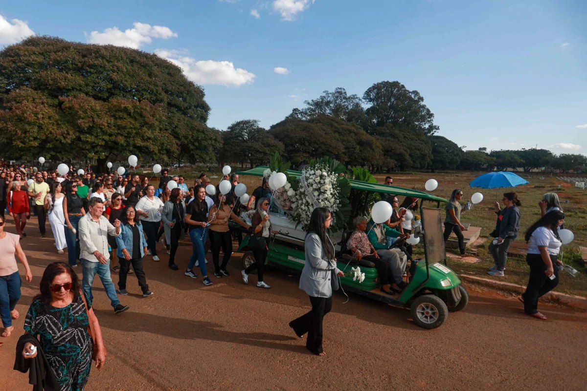 Amigos e familiares se despedem de Valentina Nobre, que morreu aos 11 anos Amigos e familiares se despedem de Valentina Nobre, que morreu aos 11 anos
