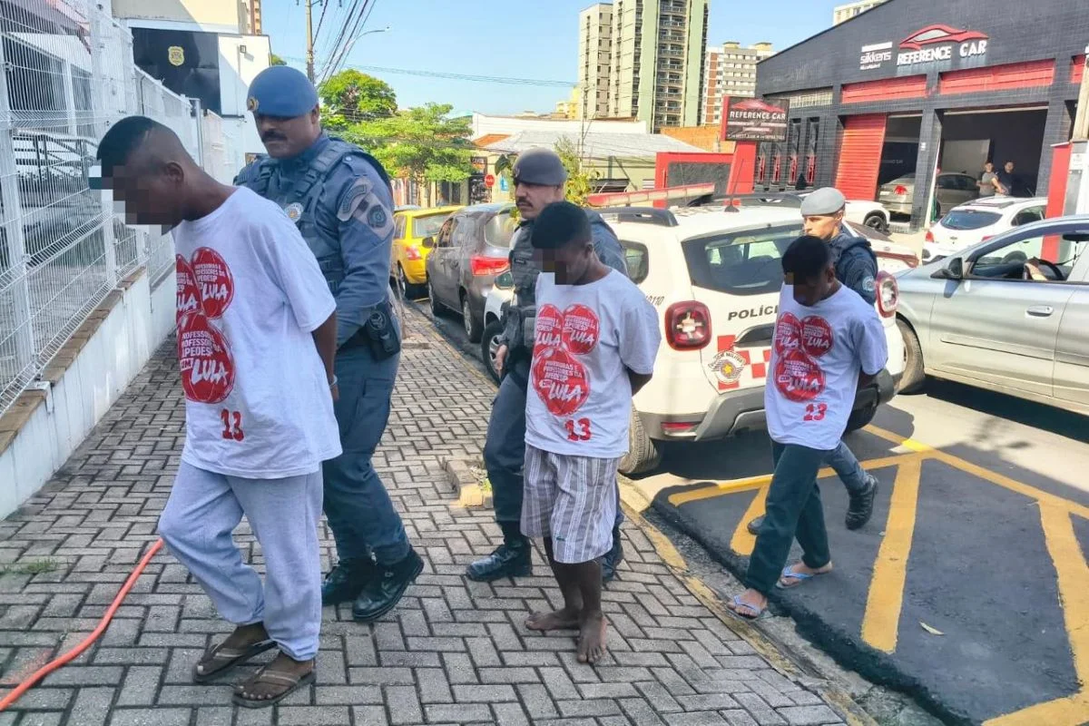 PM apreende jovens com camiseta de Lula, mas mãe diz que flagra foi forjado - imagem 1 PM apreende jovens com camiseta de Lula, mas mãe diz que flagra foi forjado - imagem 1