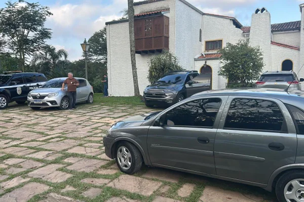 Foto colorida da fachada da entrada de casa principal onde funcionava "call center do crime", na zona sul de São Paulo.
